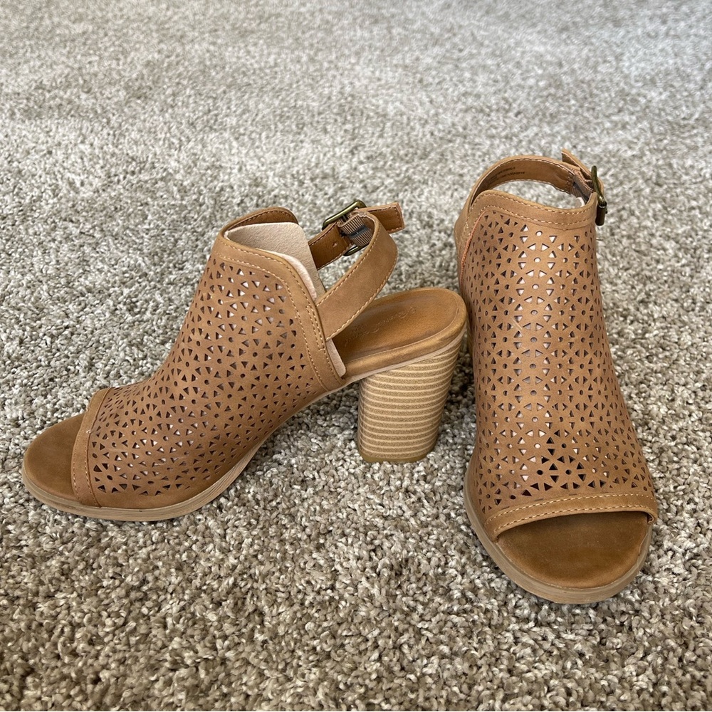 Universal Thread Size 8.5 Heels/Wedges; Cognac/Brown/Tan - Picture 4 of 4